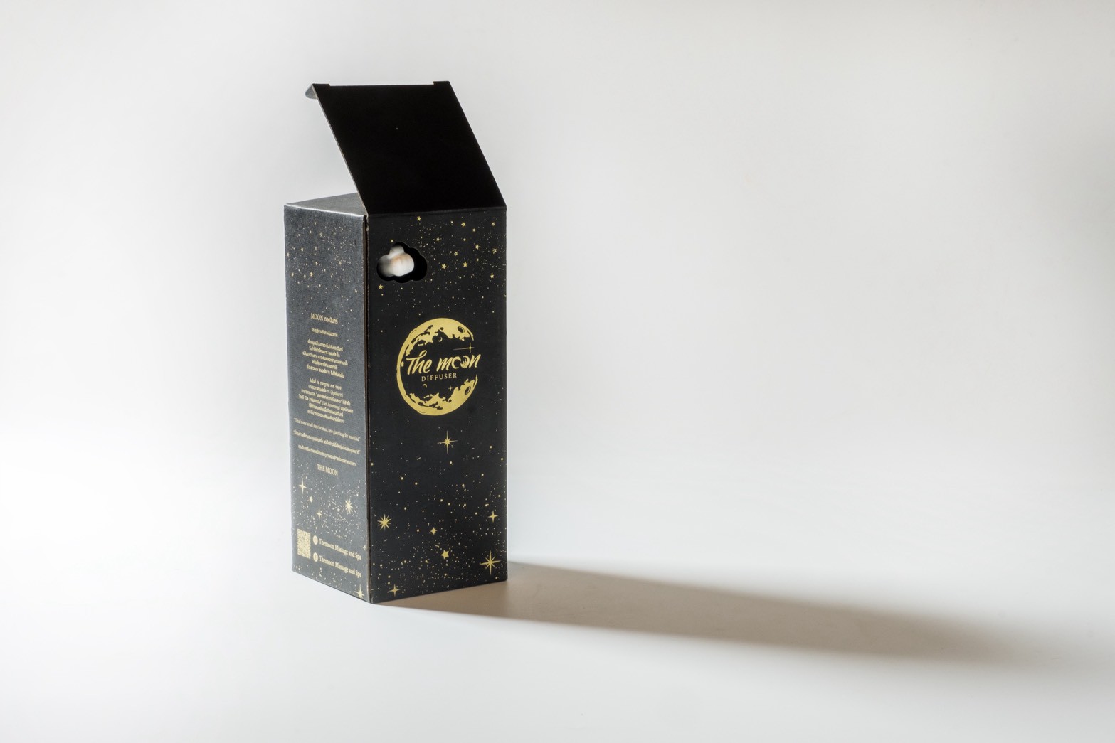 งานสกรีนสีพิเศษโลโก้ทองเมทัลลิกลงบนกล่องกระดากคราฟท์หนาพิเศษ แบรนด์ The Moon Diffuser โชว์ลวดลายดวงดาวและตัวอักษรสตอรี่ที่คมชัด ผลิตโดย S.V. & P. Carton (SVNP)